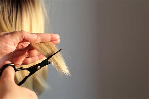 tagliare i capelli da sola pari|Come tagliare i capelli da sola: guida completa per。